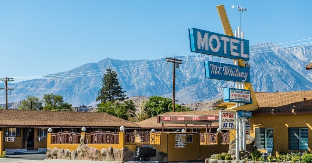Charming motel in Lone Pine with stunning mountain backdrop, perfect for travelers.